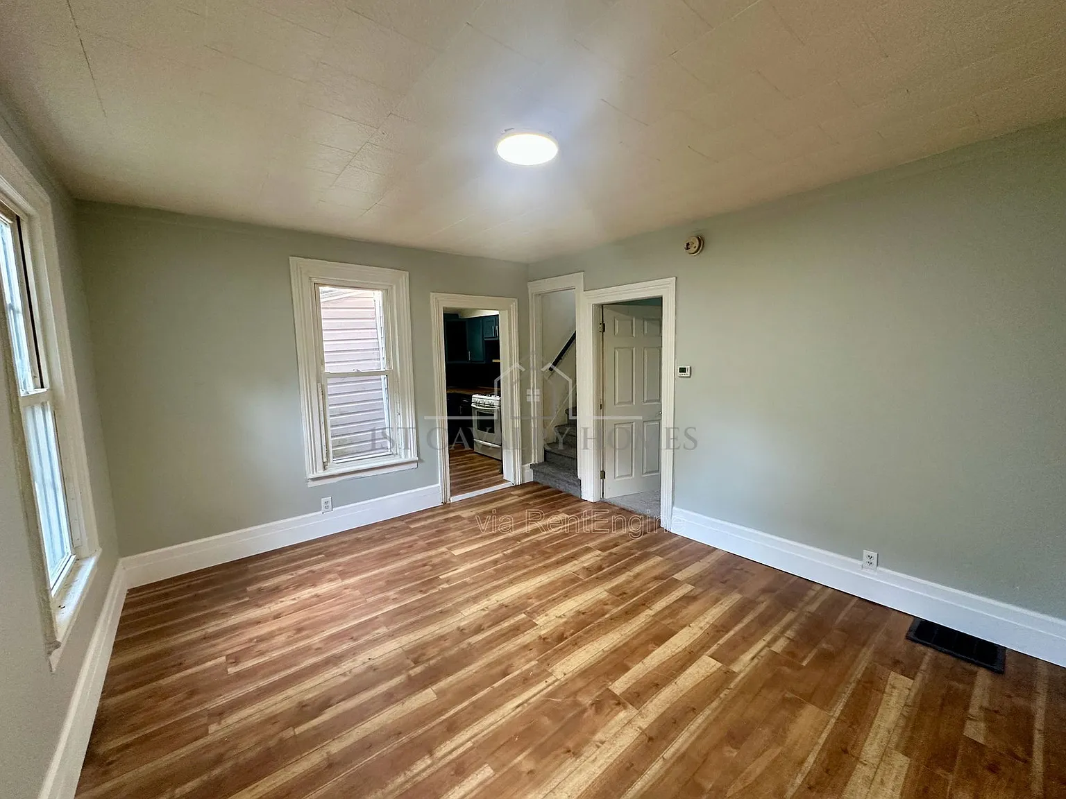3 bed, 1.0 bath, 1047 sqft, $1,075 — Photo 3