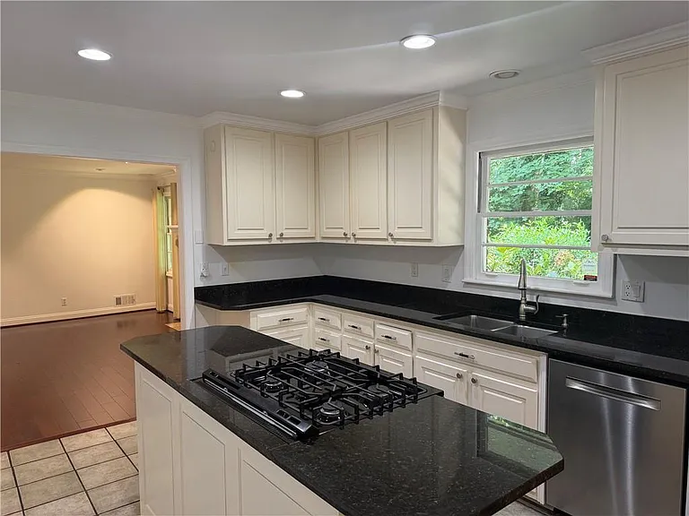 6651 Castleton Dr — Photo 16