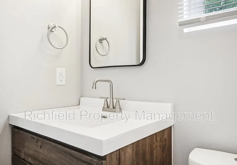 2034A E Maryland St — Photo 31