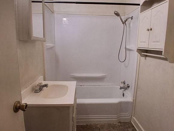 5th image of 204 Holderrieth Blvd