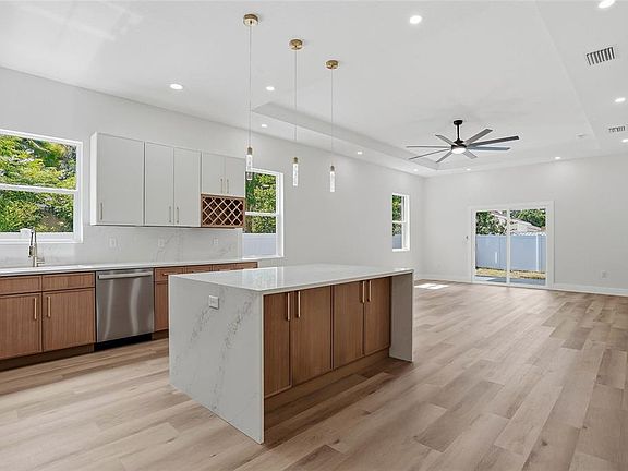5th image of 1117 15th Ave NW