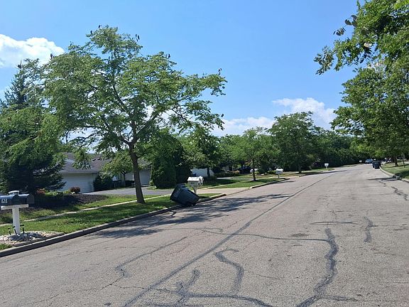 4th image of 824 Hilltop Ln