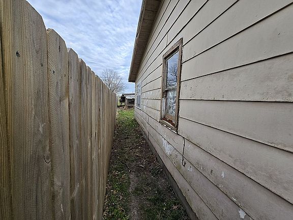 Left side near neighbor's fe