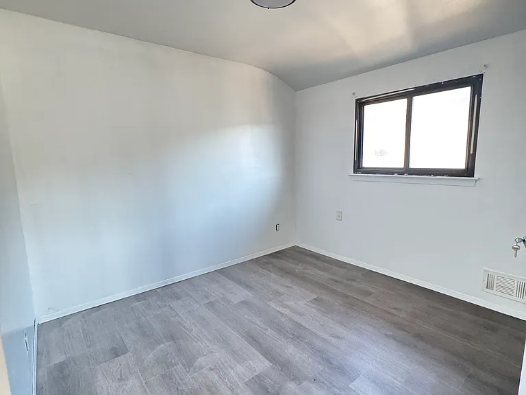 98 Logan Ave #2A — Photo 2