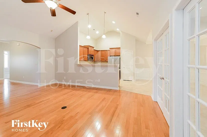 3 bed, 2.0 bath, 1922 sqft, $2,370 — Photo 3