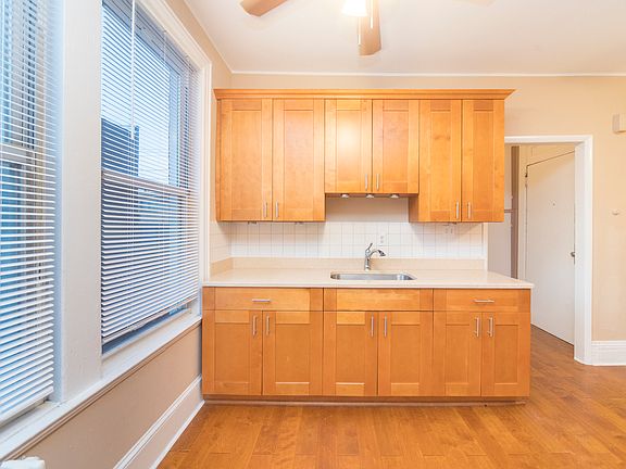 4th image of 35-12 Bradley Ave #1R