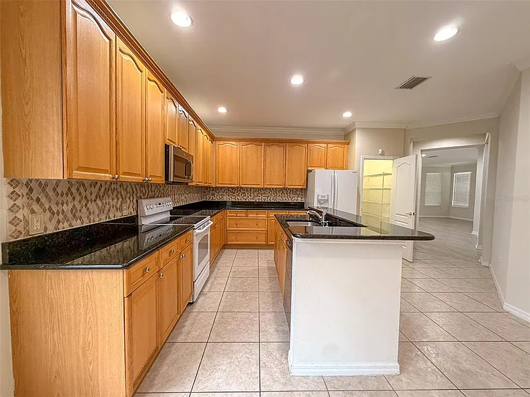 12947 Runswick Ave — Photo 9