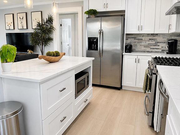 5th image of 734 Grove St N #1/2