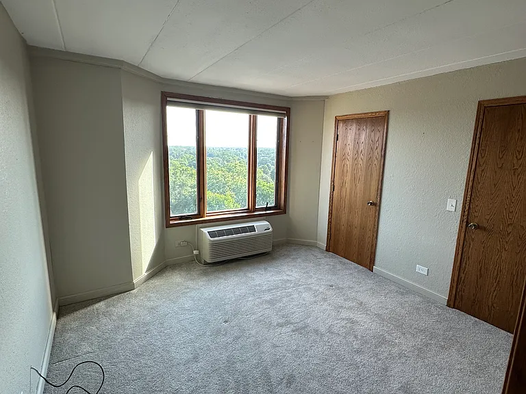 1 Renaissance Pl #1022 — Photo 3