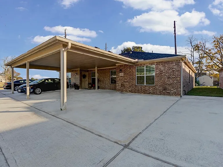 1319 N Houston Ave — Photo 2