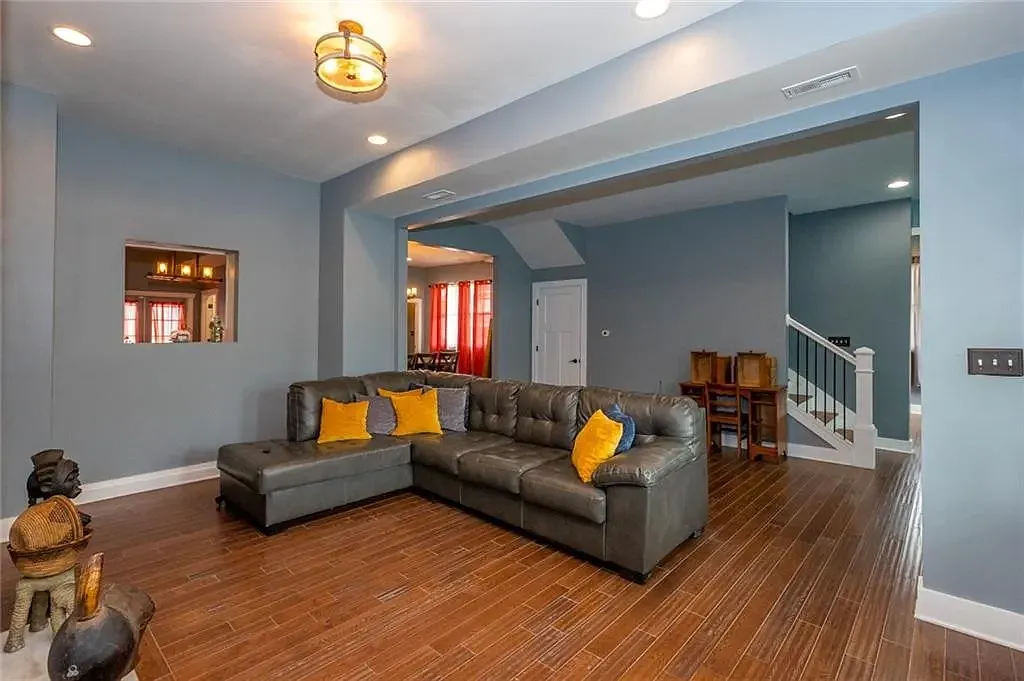 4 bed, 3.5 bath, 4542 sqft, $3,000 — Photo 4