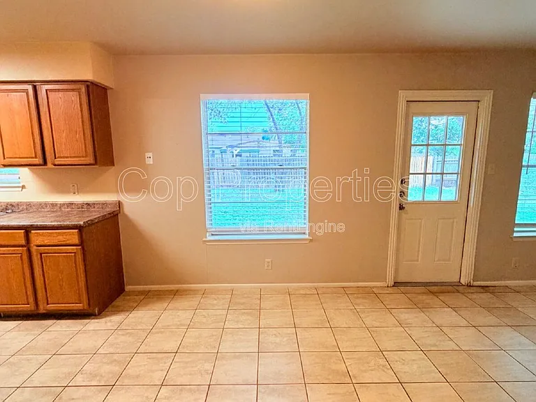 9319 Cliff Point Dr — Photo 8