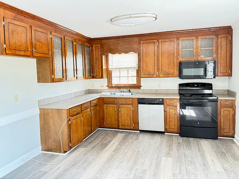 1136 Beechwood Dr — Photo 2