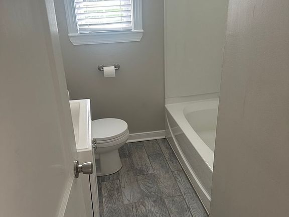 4th image of 903 Willow Lawn Dr