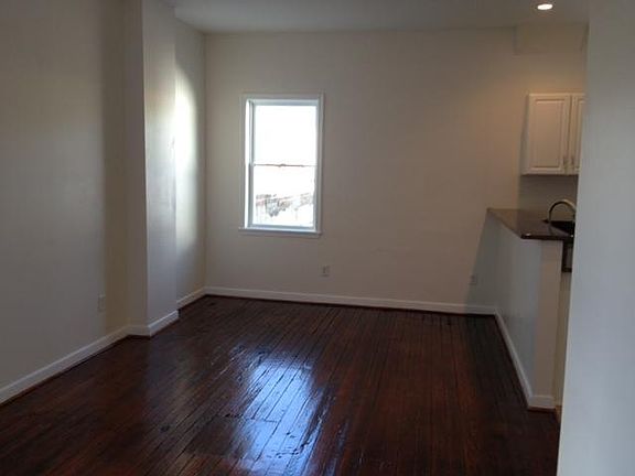4th image of 318 W Broad St
