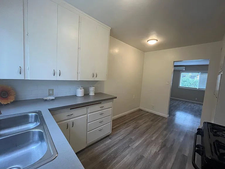 14121 Sylvan St — Photo 5