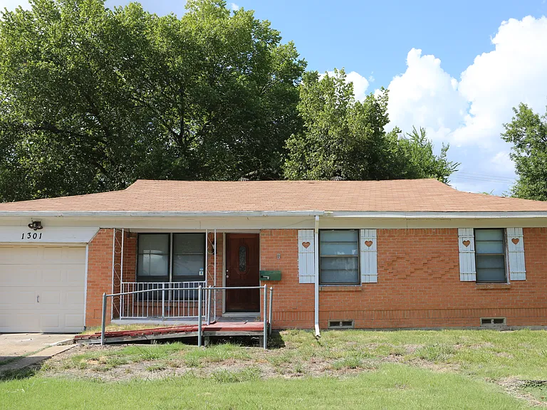 1301 Bandera Ln — Photo 30