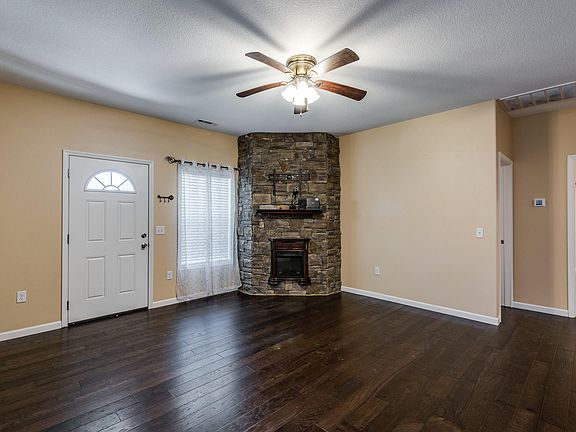 3rd image of 880 Sparta Dr