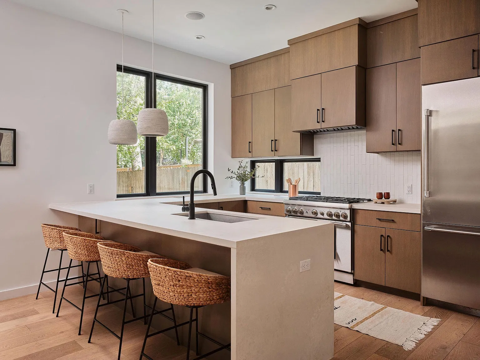 3 bed, 3.5 bath, 2657 sqft, $7,995 — Photo 3