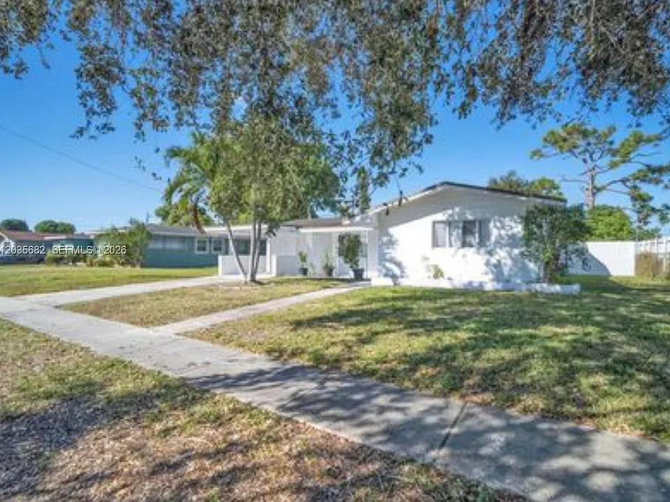 3811 NW 6th Pl