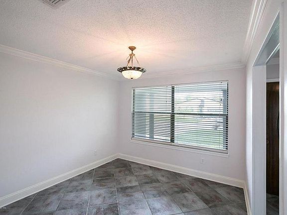4th image of 9 Oaks Dr
