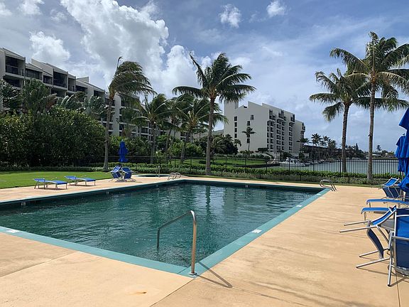 Peninsula Pool/Hot tub, party room with kitchen-2 minute walk from unit