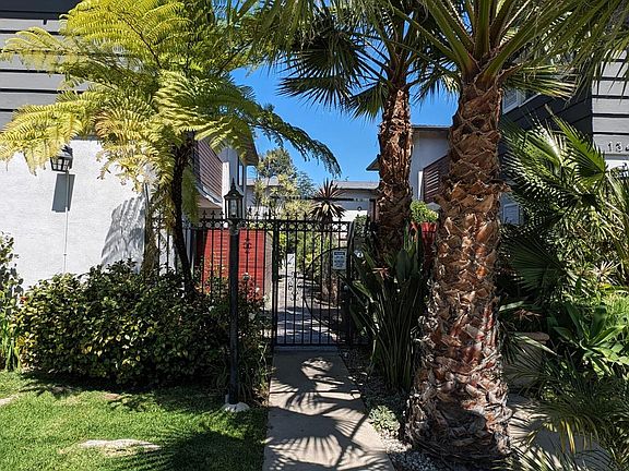 4th image of 13439 Moorpark St APT A