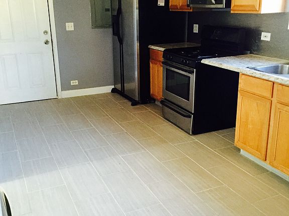 Kitchen with backsplash