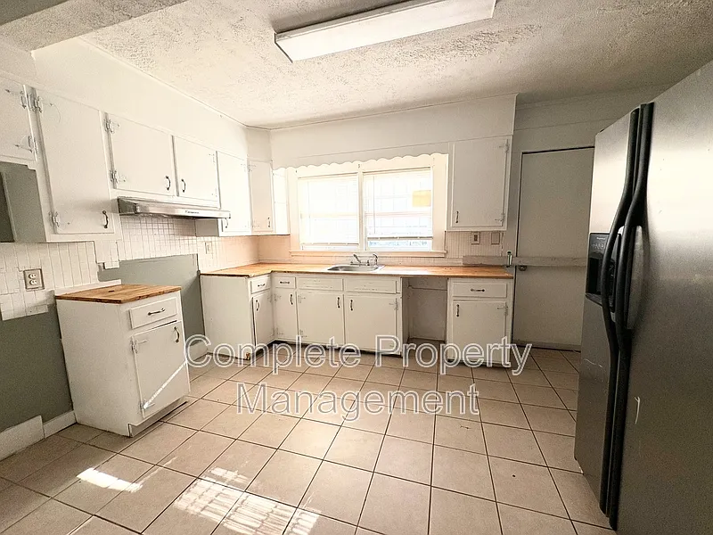 3 bed, 2.0 bath, 1300 sqft, $1,200 — Photo 4