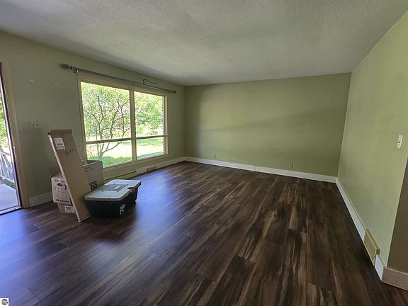 3rd image of 704 Forest Rd
