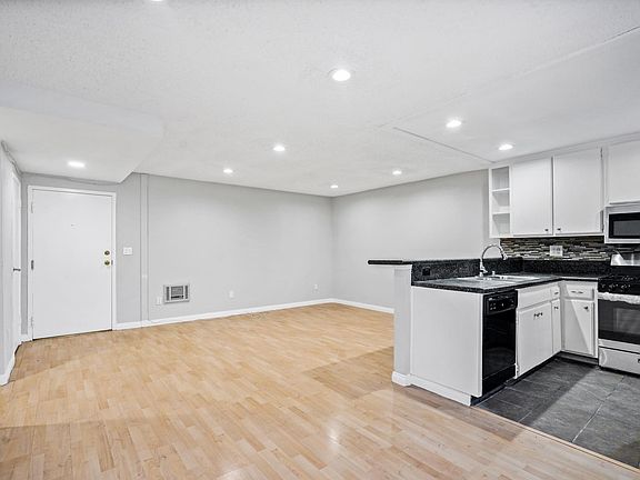 4th image of 18530 Hatteras St Unit 124