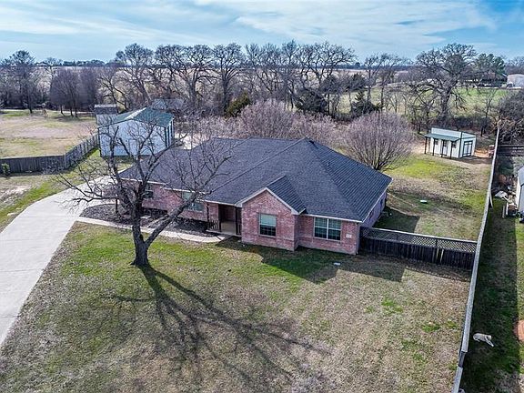 2nd image of 812 Fairmeadow Cir