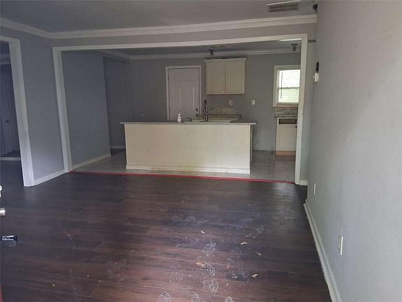 3rd image of 1032 Valley View Rd SE