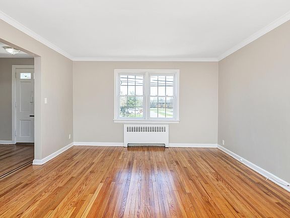 Large bright and sunny living room 