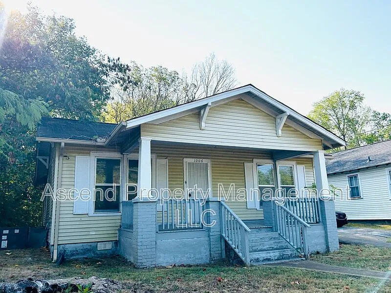 2 bed, 1.0 bath, $895 — Photo 1