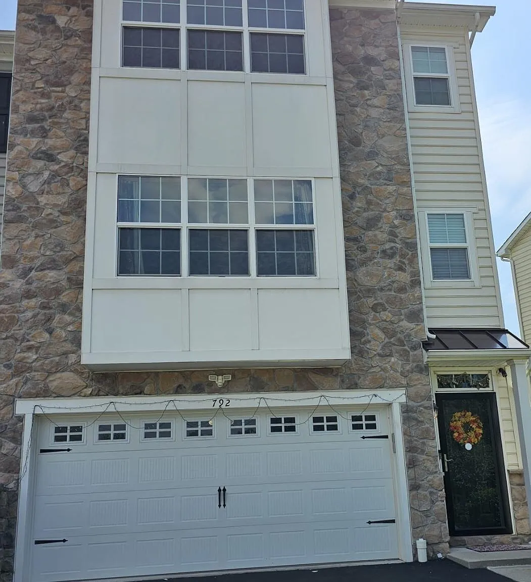 3 bed, 2.5 bath, 2425 sqft, $3,000 — Photo 1