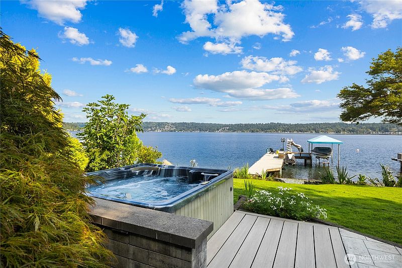 3rd image of 528 W Lake Sammamish Parkway SE