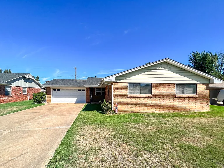 2737 Plymouth Ln — Photo 2