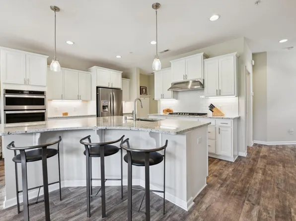 722 Maggie Way, Chanhassen, MN 55317