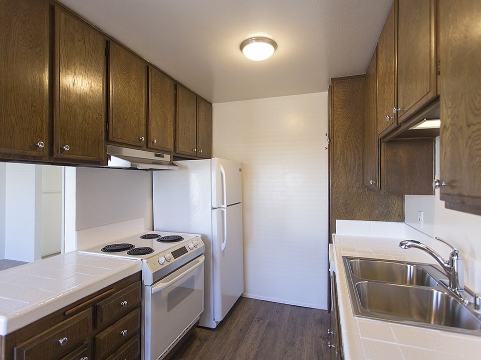2nd image of 4649 Voltaire St APT 11
