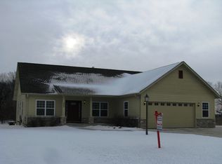 405 Appletree Ln, Eagle, WI 53119