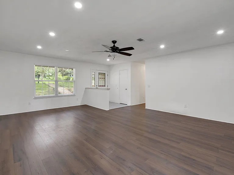 1112 Missionwood Ln — Photo 3