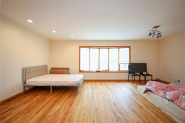 Sold by Momentum Real Estate LLC | media 9