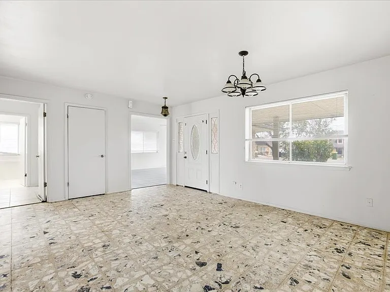 134 Robinhood Dr — Photo 4