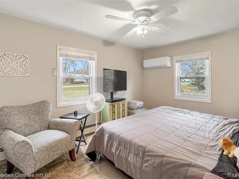 16219 Elizabeth St — Photo 14