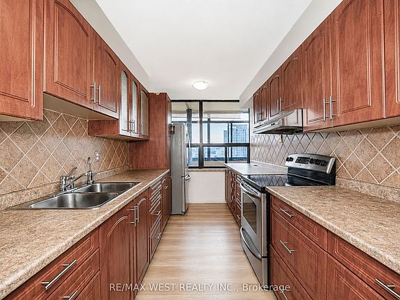 3rd image of 18 Knightsbridge Rd #1604