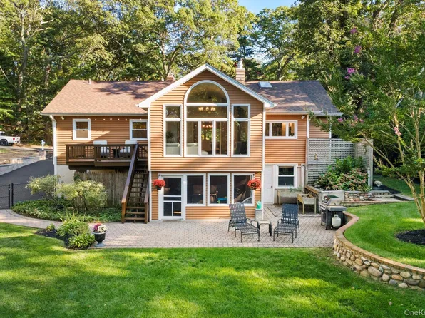 7 Beverly Drive, Miller Place, NY 11764