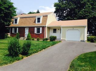 21 Pear St, Portsmouth, RI 02871