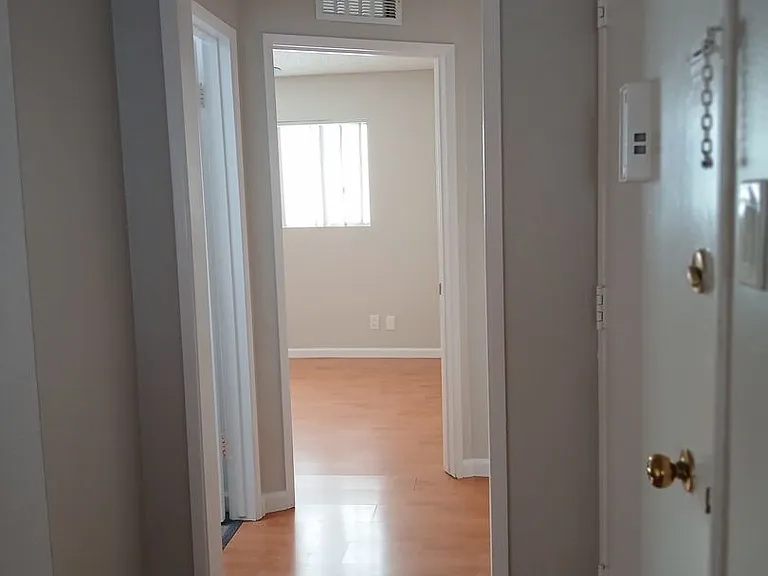 1920 Manning Ave — Photo 28
