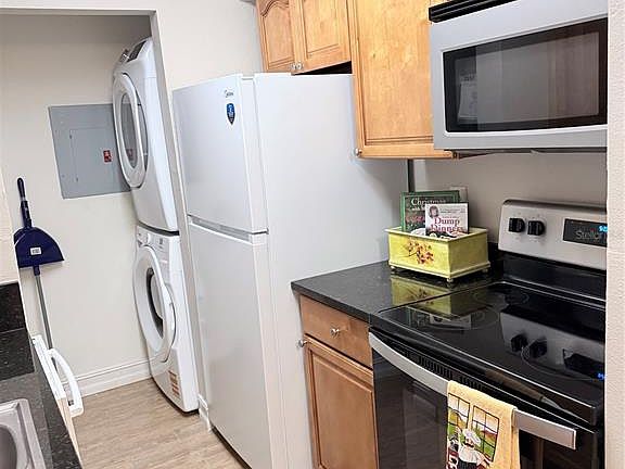 5th image of 241 Afton Sq Unit 103